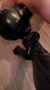 Maminsynek liże buty kochanki na czworakach