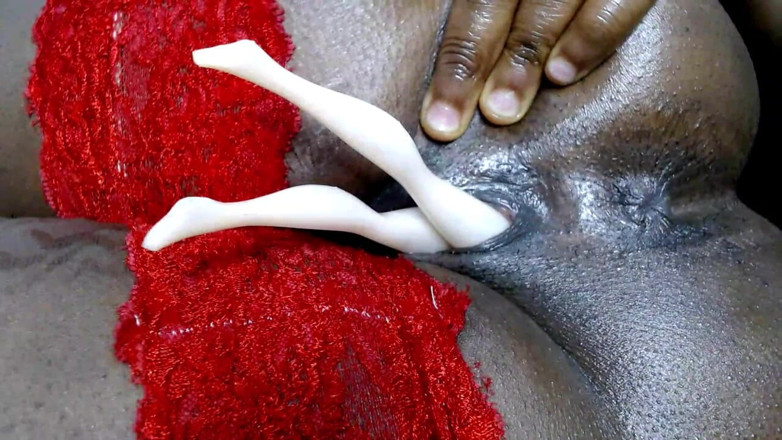 Maeling: 縮小されたビッチがセックスおもちゃとして膣に押し込まれる