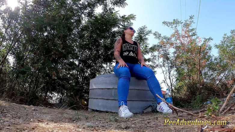 Pee Adventures: Thể dục ngoài trời làm cho cô ấy đi tiểu trong collants...