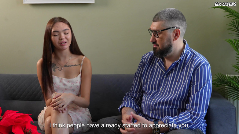 RDXCast: Prsatá máma Oksana Katysheva olizuje zadek své drobné asijské fanynky...