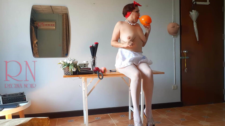 Regina Noir: Obsesi kantor, sekretaris telanjang di kantor dengan apron putih meniup...