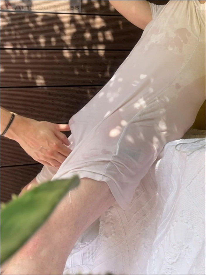 AmateurBoysPissing: 少年が友達の白いtシャツにスプレーをかけて、滑らかなお尻と大きなペニスを見せて楽しんでいる。