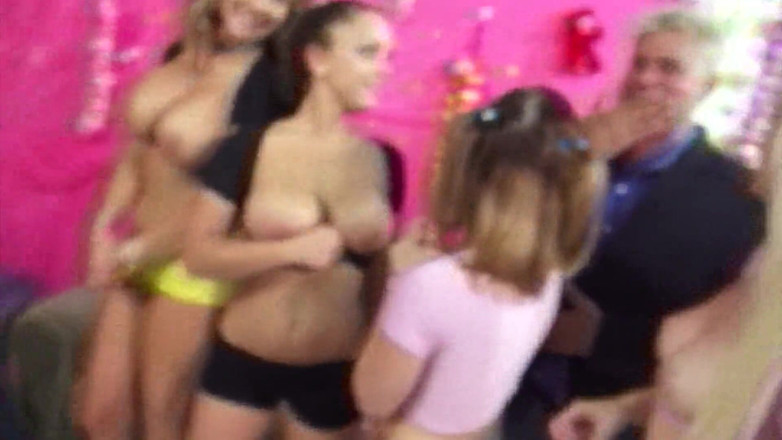 Fuck a Fan: Quattro splendide ragazze succhiano il cazzo di un fan Frankie
