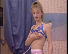 Schuchterne nina macht Pipi - schüchterne nina pinkelt