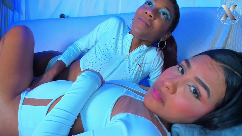 Feet Lovers club: İlk lezbiyen karşılaşması: kız arkadaşım bana hızlı dille doğru vajina...