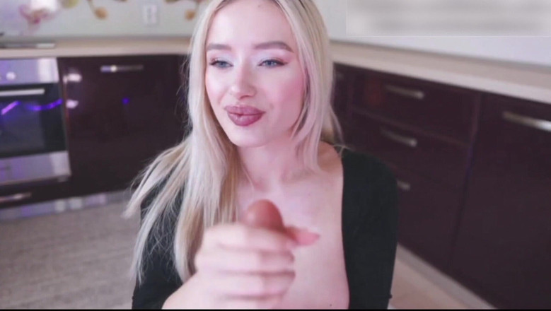 AnnaReyBlonde: Fute această fată excitată în pizdă și spermă adânc în gâtul ei