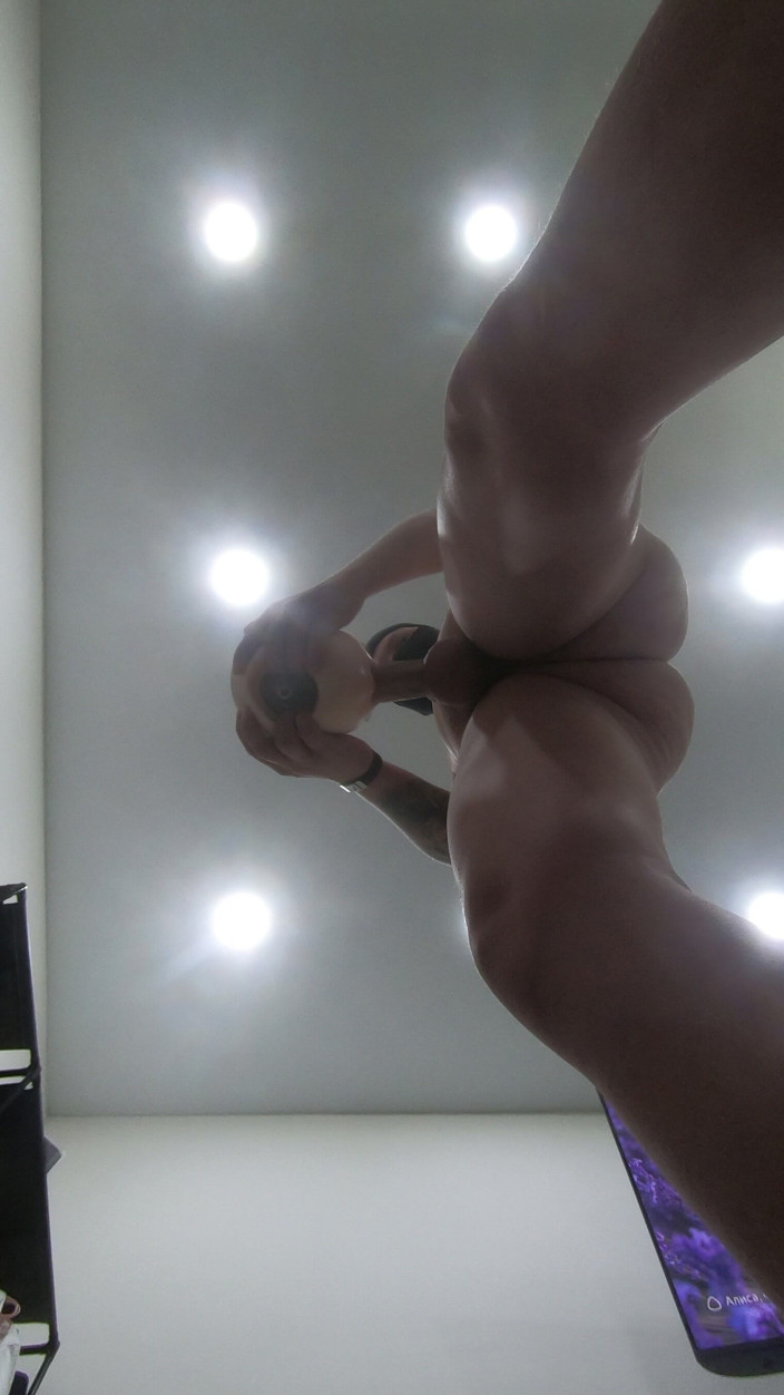 Karlson studio: My Roommate Didn't Expect This Kind of Surprise