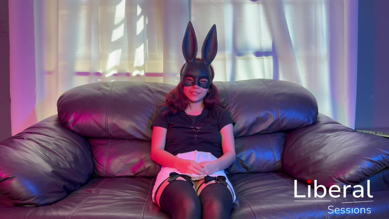 Liberal Sessions: Swingerspaar doet trio met een tenger 19-jarig meisje