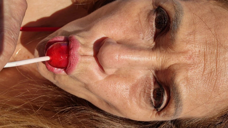 Melissa Johnson: Melissa Johnson ดูดและเลีย Cherry Lollipop บนชายหาด