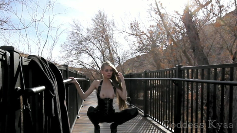 Kyaa Chimera: Park Path Fotografiere BTS