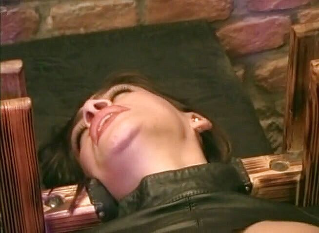 Lesbo Tube: Herrin bringt ihren sklaven zum orgasmus