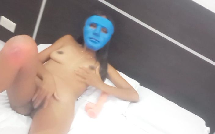 NEGRITA SEXY: Худенькая, сексуальная и возбужденная, она мастурбирует дилдо, потому что ей некому было дать ей член, так как она была возбуждена и разыскивается