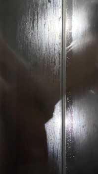 Il cazzo è scivolato nella vagina insaponata di una piccola mora