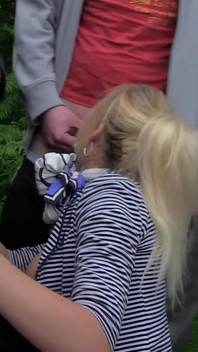 Chique blonde slet houdt er altijd van om vuile achtervolging-missies te maken en oudere jongens af te zuigen