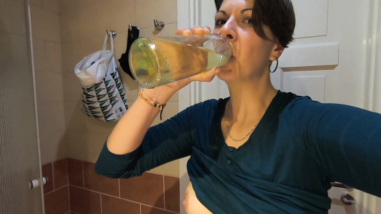 bekycarril: Beky trinkt ihre eigene natursekt