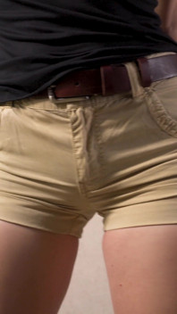 Una teen amatoriale in pantaloncini attillati stuzzica la sua linea di mutandine visibile