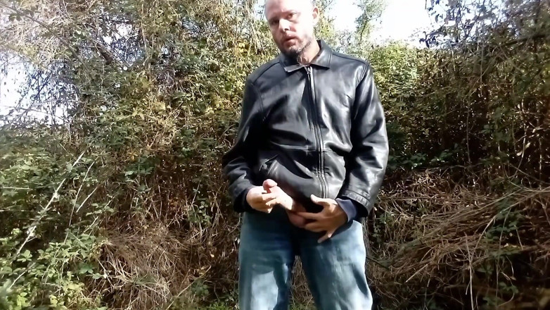 Rockardglans: Rockard Stepdaddy Pissing Wanking and Cumming for Trucker at Outdoor...