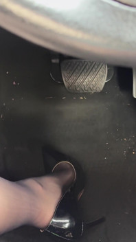 Dildo sikişiyor ve biz sert boşalana kadar gaz pedalı pompalıyor