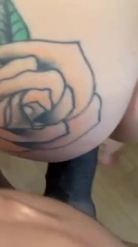 Tattoed slut recebe um enorme pau preto na bunda dela