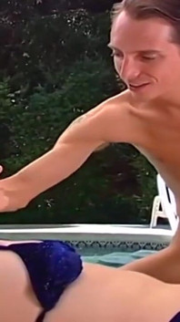 Heiße 20-jährige blondine wird im pool gefickt und bekommt ihren mund voller sperma