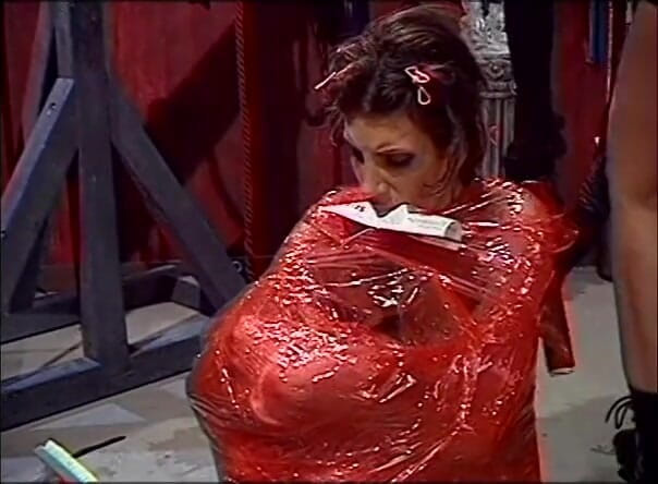 Tirrany Girls: Salope enroulée dans du latex