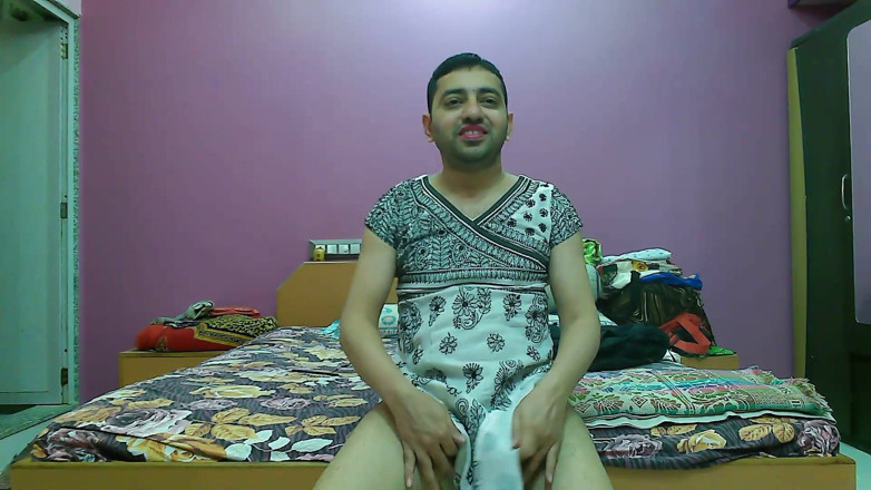 Cute & Nude Crossdresser: Uzun yan kesim elbiseli kirli kadın kılıklı travesti kadın tatlı...