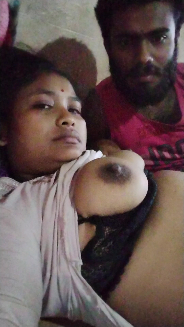 Mg3947731: Riesige möpse, indische MILF strippt sari Choli und fickt mit...