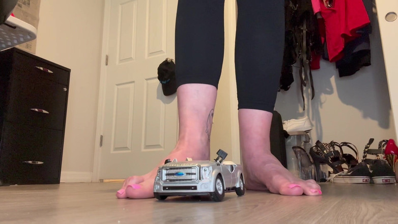 Peppermint Giantess: Truck Crush with Size 16 Feet