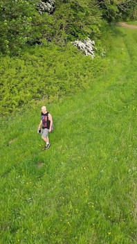 Porno z dronami ... dosłownie! Dron podąża za mną, patrzy, jak się nago i chwieje w polu