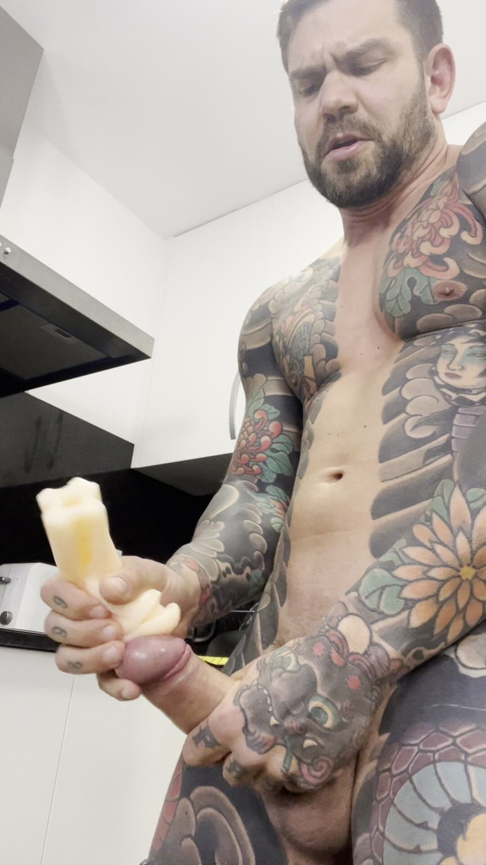 Juan Lucho Gay: Nella cucina di Handsome Muscular