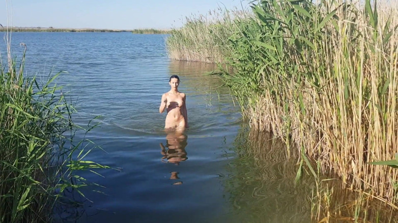 SweetButtocks: The Girl Goes Completely Naked Out of the River