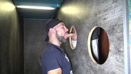 SEX WITH STRAIGHT BOY CURIOUS: Succhiare un etero discretamente nel gloryhole