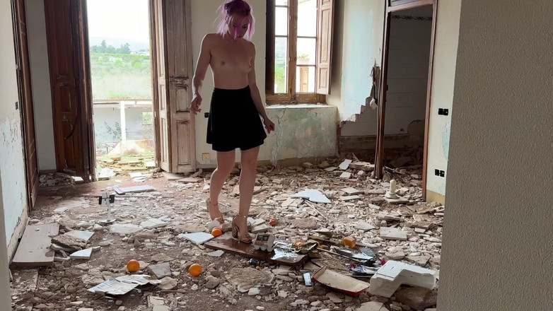 DINA LIGHT: Topuklu ayakkabı altında ezildi