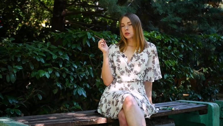 Russian Smokers: Evgeniya kouří silnou cigaretu