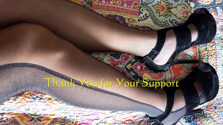 Dani Leg: Dany been in nylon komt klaar op spiegel