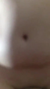 Ik neuk haar terwijl haar man naar ons kijkt door een videogesprek - we ejaculeren tegelijkertijd
