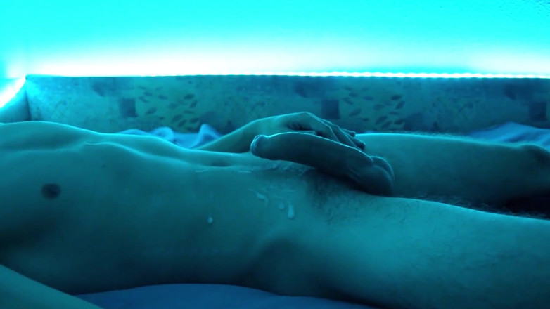 BigDickDouggg: Bigdickdouggg se masturbează și a avut un orgasm tremurător în Homealone