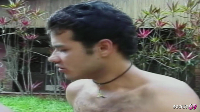 Shemale TS Collection: Sıska latin travesti yürürken erkekler tarafından anal sikiliyor