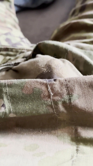 Gay Soldier Stuff: Geile soldaat met uitgegeven slipjes van het leger trekt zich...