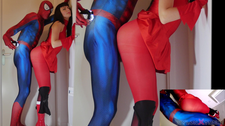 Nylon Xtreme: Sonya Durganova mostra nylon vermelho