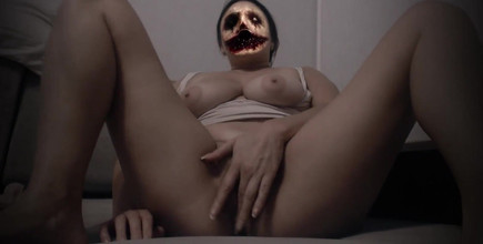 Erica Sweet: Zombie dívka masturbuje