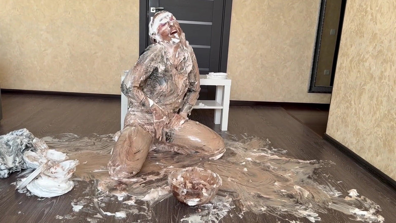 Hottie goddess: Spumă, ciocolată și piele un deliciu fetiș senzual