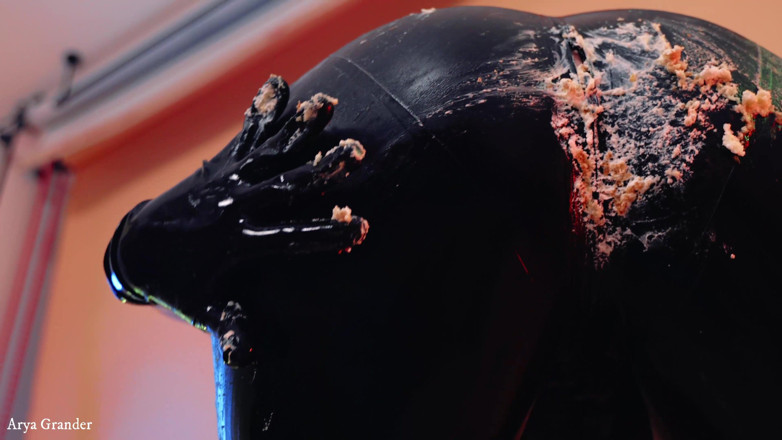Arya Grander: Sexy latex-fetisch-video, geburtstagskuchen splosh!