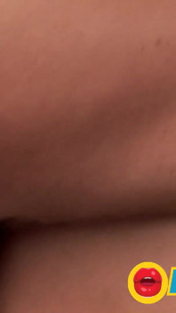 小さなおっぱいを持つ金髪のふしだらな女のための荒い肛門三人組