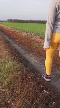 Ženy chodí venku v těsných kalhotách na jógu