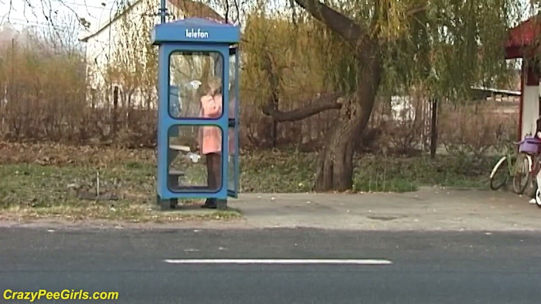 Crazy pee girls: Nylon-frau pinkelt auf der straße