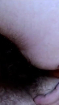 Dedos peludo culo y clítoris provoca