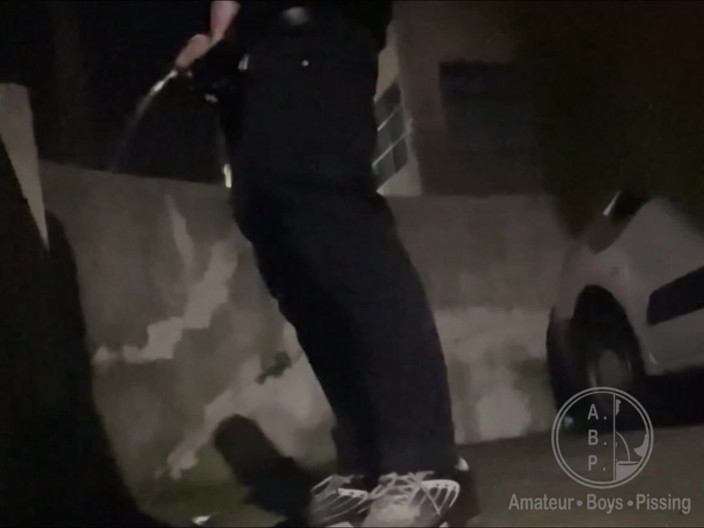 AmateurBoysPissing: Amatérský chlapec přistižen při čůrání na ulici po párty