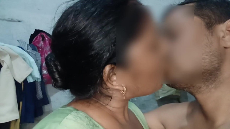 Yourgeeta8899: 義理の妹は彼が一人でいるのを見て、彼のチンポをしゃぶって彼とセックスしました