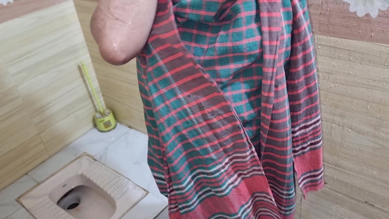 bdboygirl69: Karımı banyoda duşta siktim sonra göğüslerini emiyor